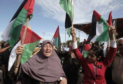 Miles de palestinos celebran la llegada de los prisioneros.
