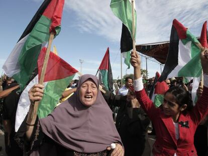 Miles de palestinos celebran la llegada de los prisioneros.