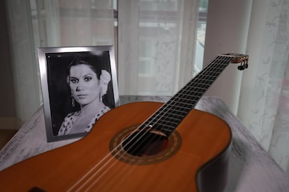 Guitarra e imagen de la bailaora Amparo Niño, madre de Josemi Carmona, en el domicilio madrileño del guitarrista.
