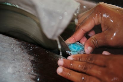 Un artesano corta una pieza de larimar, una piedra semipreciosa, en la localidad dominicana de La Ciénaga.