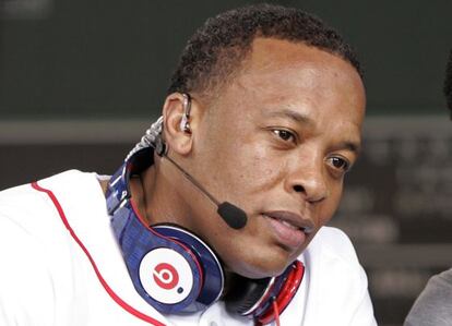 Imagen de Dr. Dre con sus auriculares Beats