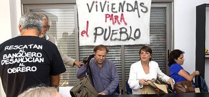 Elena Cortés, durante un encuentro con familias 'okupas' de un edificio en Sevilla.