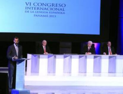 El Príncipe de Asturias, Felipe de Borbón (i), fue registrado este domingo durante su intervención en el acto inaugural del VI Congreso Internacional de la Lengua Española, en Ciudad de Panamá.