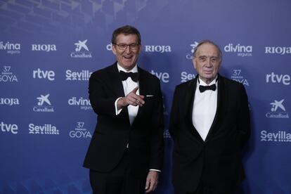 El presidente del PP, Alberto Núñez Feijóo (a la izquierda), posa con el presidente de la Academia de Cine, Fernando Méndez-Leite, en la alfombra roja de los Goya. 