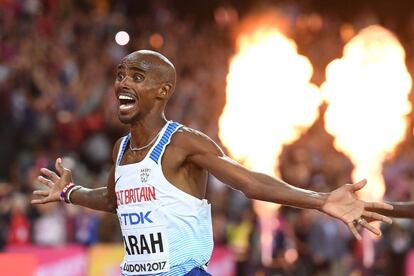 El atleta británico Mo Farah celebra su victoria en la final de 10.000 metros.