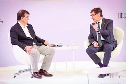 El presidente de la Generalitat, Salvador Illa, y el escritor Javier Cercas en diálogo con motivo de la Diada de Sant Jordi