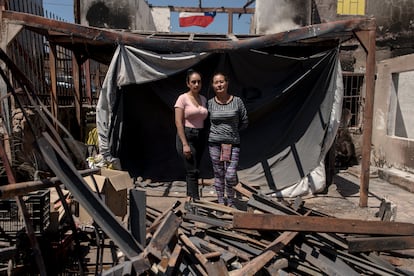 Nicole Monje y su madre Sonia Zapata entre los restos de su casa.