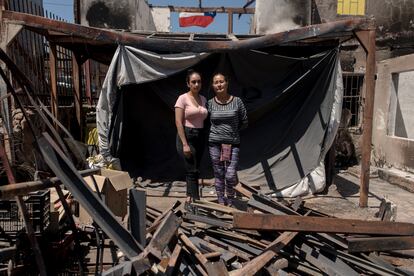 Nicole Monje y su madre Sonia Zapata entre los restos de su casa.