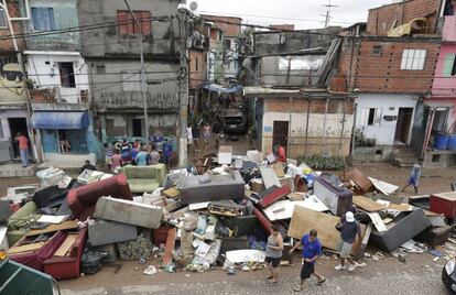 Los muebles destruidos se amontonan en la calle después de las inundaciones en Sao Paulo (Brasil).