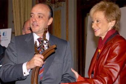 María Teresa Fernández de la Vega, junto al presidente de Indra, Javier Monzón.