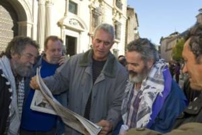 El diputado andaluz de IU Juan Manuel Sánchez Gordillo (d) y el portavoz del Sindicato Andaluz de Trabajadores (SAT), Diego Cañamero (c), leen la prensa junto a otros jornaleros ante la sede del Tribunal Superior de Justicia de Andalucía (TSJA) en Granada, el pasado 12 de noviembre.