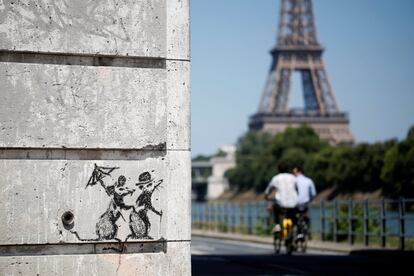 Una obra supuestamente realizada por Banksy es vista en París el 27 de junio de 2018.  