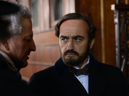 Francesc Orella (Juan Prim) escucha las indicaciones de Miguel Bardem en el rodaje de 'Prim, el asesinato de la calle del Turco'.