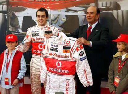 El presidente del Santander, Emilio Botín, junto al piloto Fernando Alonso, en Santander.