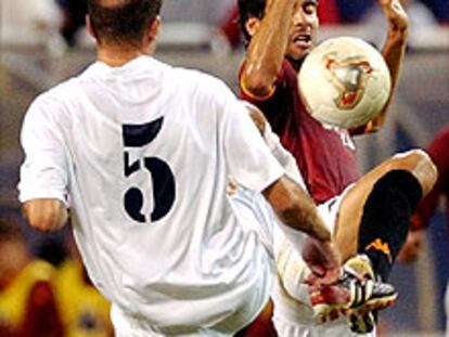 Zidane disputa un balón a Guardiola durante el encuentro de ayer.
