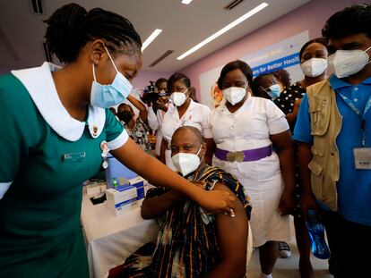 El Director General del Servicio de Salud de Ghana, Patrick Kuma-Aboagye, recibe la vacuna contra la covid-19 durante la campaña de vacunación en el Hospital Ridge en Accra, Ghana, el 2 de marzo de 2021.