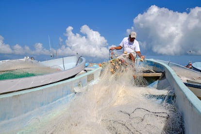 Un pescador prepara sus redes en Holbox (Estado de Yucatán), en 2019.