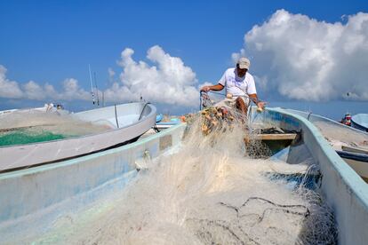 Un pescador prepara sus redes en Holbox (Estado de Yucatán), en 2019.