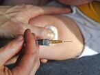 Un niño recibe una dosis de una vacuna en Quimper (Francia). 