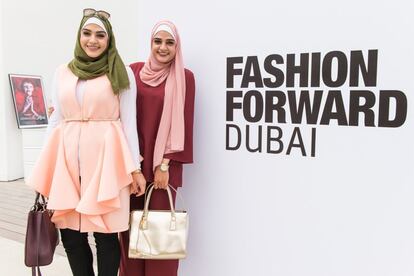 Dos invitadas al evento Fashion Forward en Dubai.