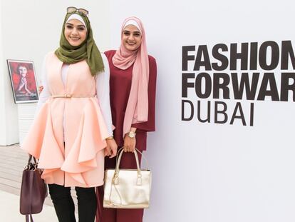 Dos invitadas al evento Fashion Forward en Dubai.