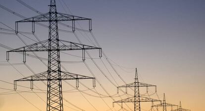 Vista de varios postes eléctricos.