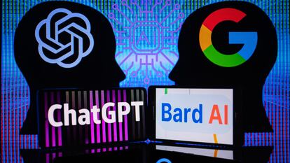 Los logos de ChatGPT, de OpenAi, y Bard, de Google en pantallas de móviles.