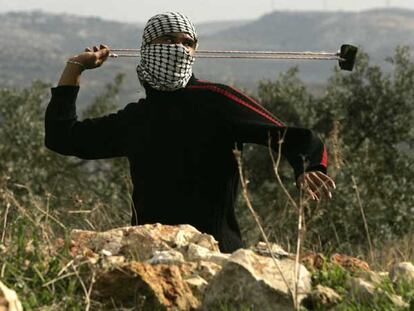 Un manifestante palestino utiliza una honda para lanzar piedras contra soldados israelíes en el pueblo de Bilin, cerca de Ramala.