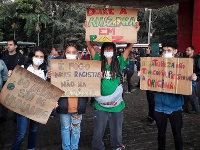 Estudantes protestam na avenida Paulista nesta sexta-feira.