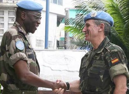 El general Díaz de Villegas (derecha) saluda al general senegalés Babacar Gaye al tomar el mando de la MONUC.