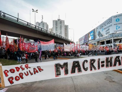 Manifestantes protestam contra o Governo argentino em maio em Buenos Aires. 