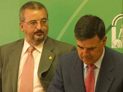 El exconsejero de Empleo José Antonio Viera, junto a su sucesor, Antonio Fernández (izquierda) en 2001. 