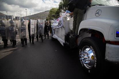 Elementos de la secretaría de seguridad pública desalojan un bloqueo sobre avenida Insurgentes norte.