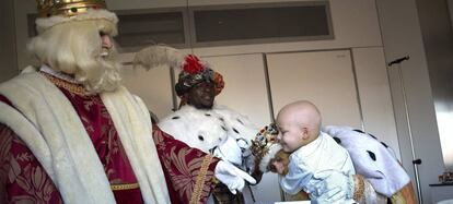 Los Reyes Magos entregan juguetes a un niño enfermo hospitalizado en el hospital San Pau de Barcelona.