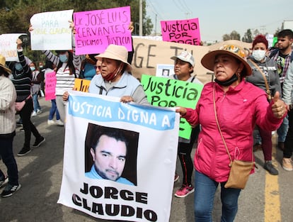 Manifestantes llevan una fotografía de Jorge Claudio, este 29 de diciembre en el Estado de México.