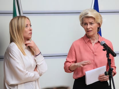 La presidenta de la Comisión Europea, Ursula von der Leyen (derecha) con la primera ministra de Italia, Giorgia Meloni, este jueves en la región italiana de Emilia-Romaña.