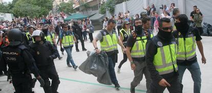 Agents de la Policia Nacional retiren urnes de l'IES Tarragona l'1 d'octubre.