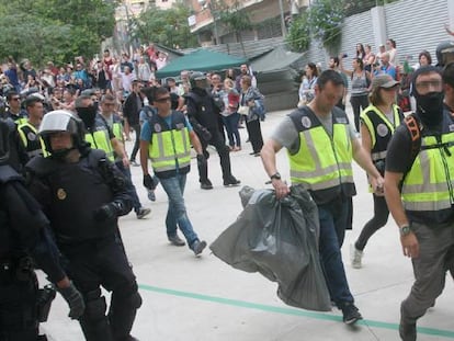 Agents de la Policia Nacional retiren urnes de l'IES Tarragona l'1 d'octubre.