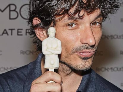 El modelo Andrés Velencoso, con el helado creado por Jordi Roca.