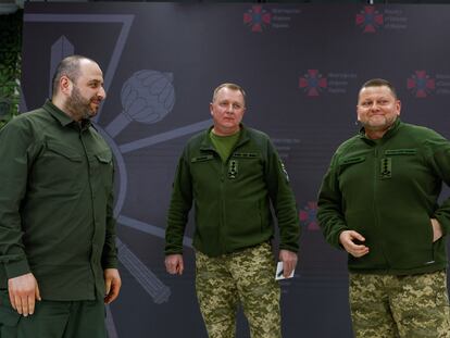 Valerii Zaluzhni (a la derecha), jefe de las Fuerzas Armadas de Ucrania, con Serhii Shaptala (centro), jefe del Estado Mayor, y el ministro de Defensa, Rustem Umerov, tras la rueda de prensa que dieron en Kiev este martes.