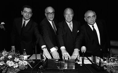 Alberto Ruiz Gallardón, presidente de la Comunidad de Madrid, Leopoldo Calvo Sotelo, Juan Miguel Antoñanzas, presidente del Instituto de la Empresa e Isidoro Álvarez Álvarez, presidente de El Corte Inglés, tras recibir el premio Juan Lladó, en 1995.