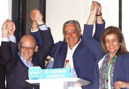 Arenas, con Montoro y B&aacute;&ntilde;ez celebrando los resultados.