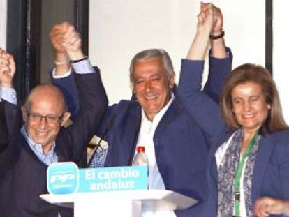 Arenas, con Montoro y B&aacute;&ntilde;ez celebrando los resultados.