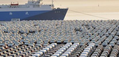 Coches en el puerto preparados para su exportaci&oacute;n