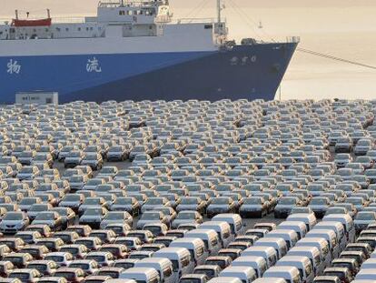 Coches en el puerto preparados para su exportaci&oacute;n