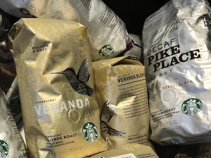 Paquetes de caf&eacute; Starbucks, en un establecimiento de la cadena de Nueva York (EE UU).