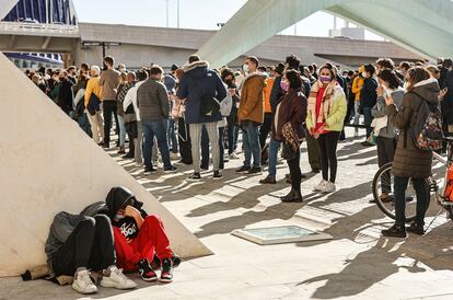 Varias personas hacen cola para recibir la vacuna contra el Covid-19, en un dispositivo situado junto al Museo de las Ciencias de València, a 3 de diciembre de 2021, en Valencia, Comunidad Valenciana.