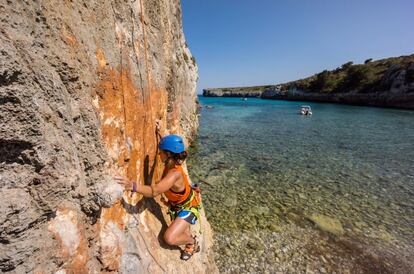 La idílica cala mallorquina de Magraner es conocida por los escaladores que encuentran en sus paredes una veintena de rutas junto al agua. Después de 1,3 kilómetros desde Cales de Mallorca, hay que aparcar el coche a la izquierda, junto a unos buzones. Tras caminar 50 metros por el arcén en dirección a Porto Cristo y saltar por la escalera de madera, nos espera un paseo de 40 minutos por la campiña. La salvaje y apacible Magraner está tapizada por cantos rodados, frente a fondos de arena y posidonia.