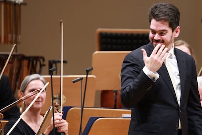 El director de orquesta, Lahav Shani, en un concierto en Berlín este lunes al frente de la Filarmónica de Múnich. 