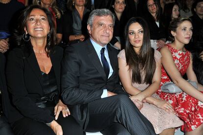 No sabemos lo que estará pensando realmente Katia Toledano viendo a su marido Sidney Toledano de Dior, tan arrimadito a Mila Kunis.